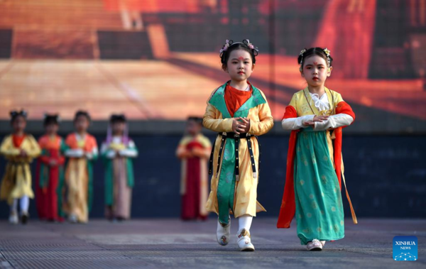 In Pics: Performance at Great Tang All Day Mall in Xi'an