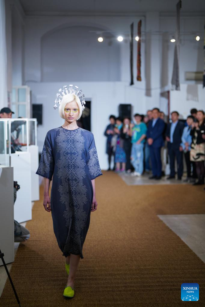 Across China: Ancient Hainanese Brocade Shines in Italy