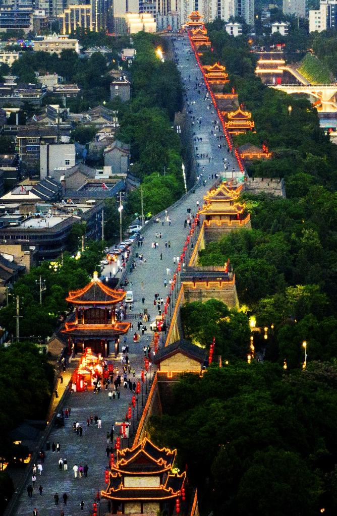 Landmarks in Time-Honored City of Xi'an: Ancient City Wall, Bell Tower and Drum Tower