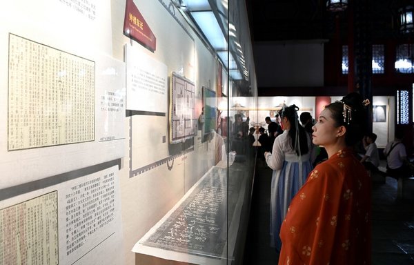 Landmarks in Time-Honored City of Xi'an: Ancient City Wall, Bell Tower and Drum Tower