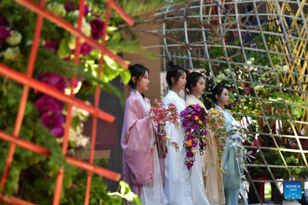 Flower Arrangement Artworks Presented in Shenyang, NE China