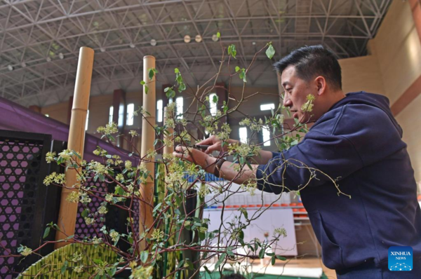 Flower Arrangement Artworks Presented in Shenyang, NE China