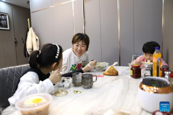 Pic Story: Armless Mother Works as Entrepreneur in Liaoning, NE China