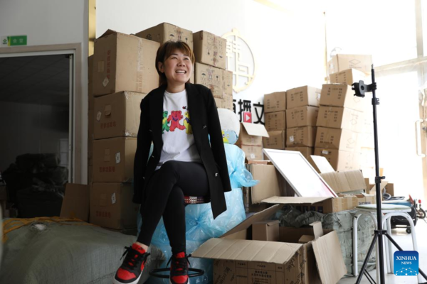 Pic Story: Armless Mother Works as Entrepreneur in Liaoning, NE China