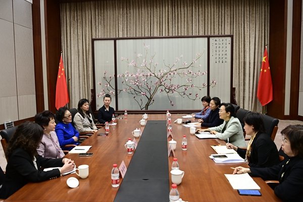 Huang Meets Jinguo Committee Delegation