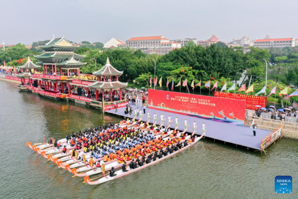 Teams from Both Sides of Taiwan Strait Take Part in Dragon Boat Race in Xiamen, SE China