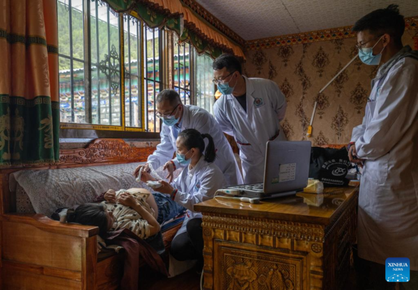 Medical Team from Guangdong Provides Home Services in Tibet