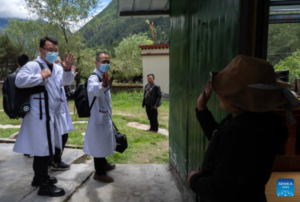 Medical Team from Guangdong Provides Home Services in Tibet