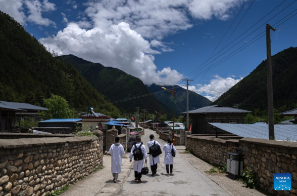 Medical Team from Guangdong Provides Home Services in Tibet