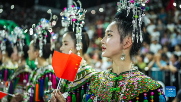 Desert tourist attractions fuel travel enthusiasm in NW China