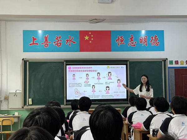 Spring Bud Girls Receive Gifts ahead of Int'l Children's Day