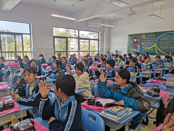 Spring Bud Girls Receive Gifts ahead of Int'l Children's Day