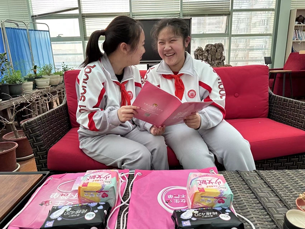 Spring Bud Girls Receive Gifts ahead of Int'l Children's Day