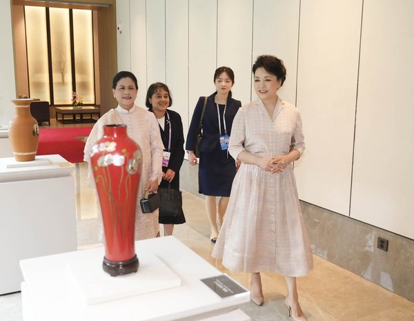 Peng Liyuan Meets Indonesian First Lady