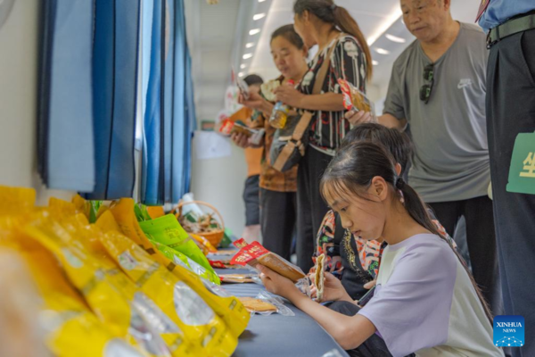 Railway Authorities Organize Onboard Markets, Performances in SW China