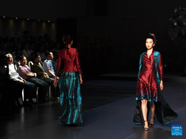 Fashion Show Held on Sidelines of Xinjiang Int'l Dance Festival