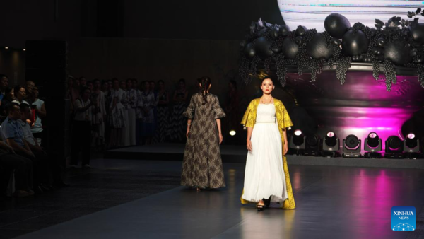 Fashion Show Held on Sidelines of Xinjiang Int'l Dance Festival