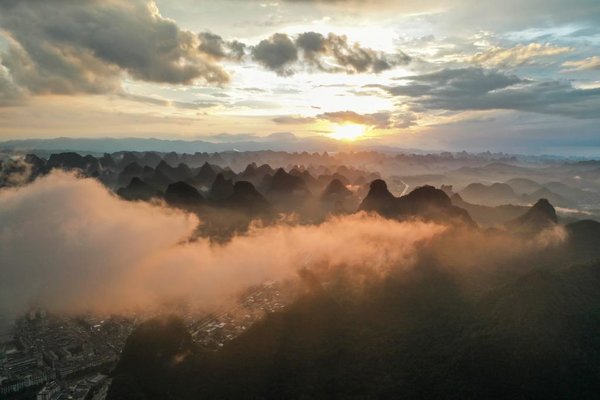 Sports Geography | China's Elite Rock Climbing Couple Promote the Sport Among Yangshuo Karst Mountains in Guilin