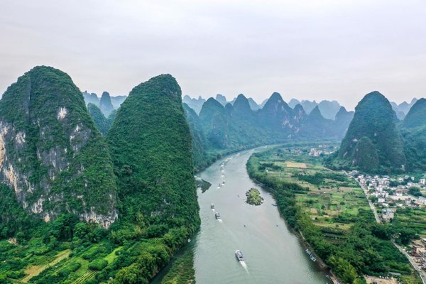 Sports Geography | China's Elite Rock Climbing Couple Promote the Sport Among Yangshuo Karst Mountains in Guilin