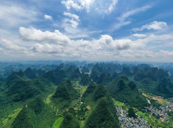 Sports Geography | China's Elite Rock Climbing Couple Promote the Sport Among Yangshuo Karst Mountains in Guilin