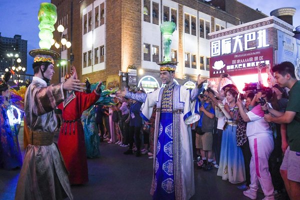 Culture&Life | Grand Bazaar in Urumqi: A Mirror of Vitality of Local Economy