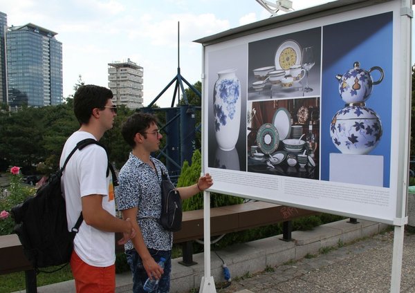 Photo Exhibition Brings Charm of Jingdezhen Porcelain to Bulgaria