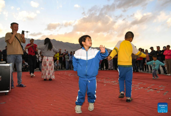 Dancing Becomes Popular Entertainment in Taxkorgan, Xinjiang