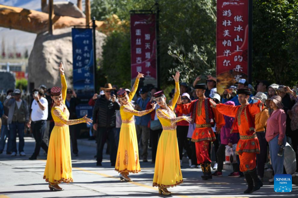 Dancing Becomes Popular Entertainment in Taxkorgan, Xinjiang
