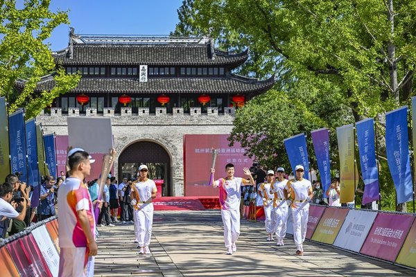 Beijing city enters downy catkin season