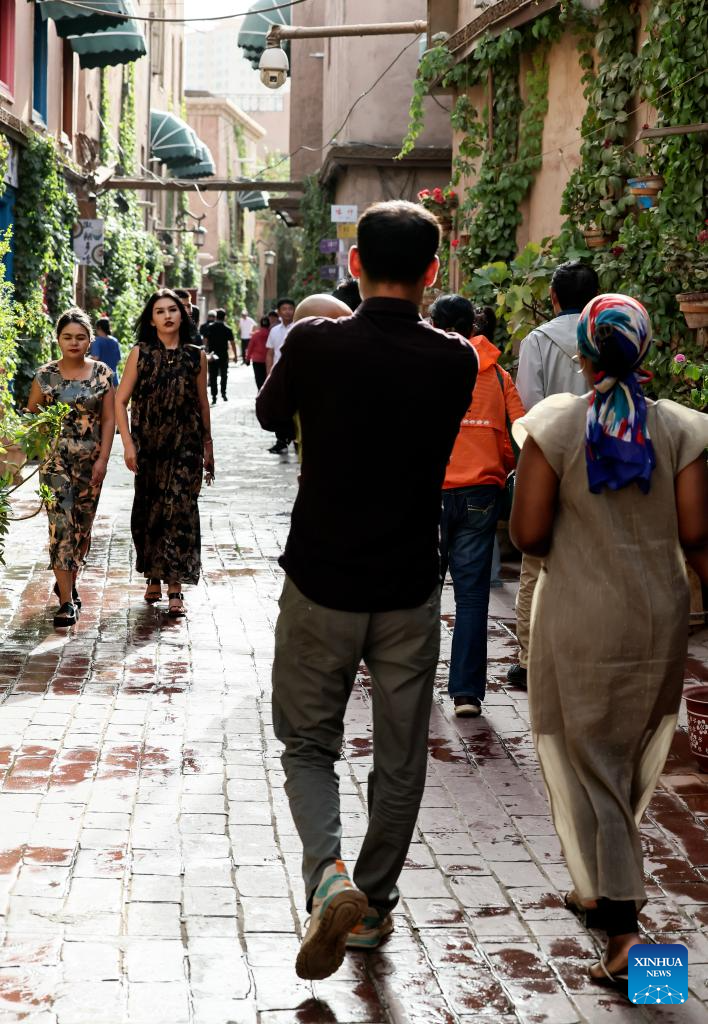 Transnational Couple Run Cafe in Xinjiang's Kashgar