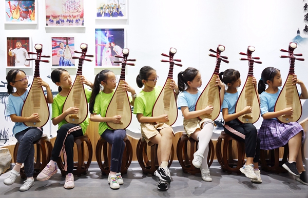 Pingtan Folk Ballad Captures Young Chinese