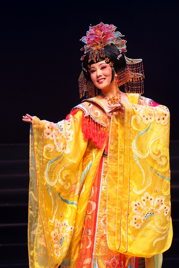 Hou Hongqin: Working Hard to Ensure Qinqiang Opera Thrives