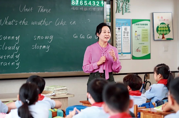 Yang Langlang: School Principal Secures Wonderful Childhood for Every Student