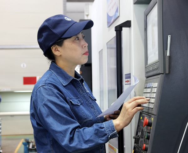 Han Liping: Senior Technician Diligently Contributing to Space Industry