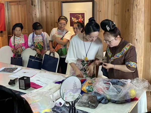 Zhang Lan: Helping Miao Women Use Fingertips to Achieve Prosperity