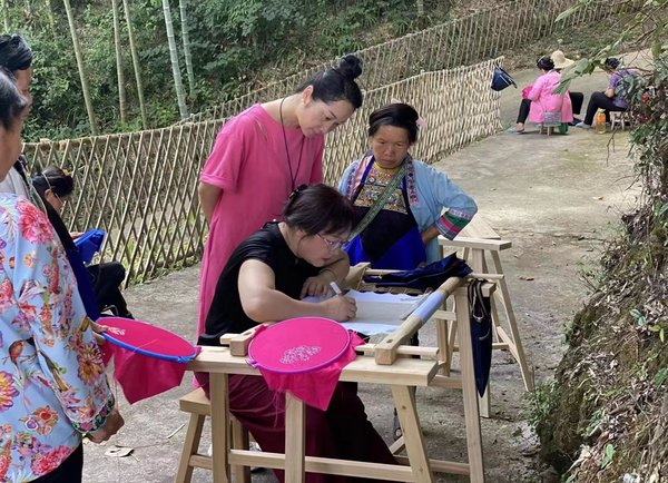 Zhang Lan: Helping Miao Women Use Fingertips to Achieve Prosperity