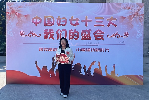 Zhang Dongxiang: Leading Volunteers in Helping Residents Solve Difficulties