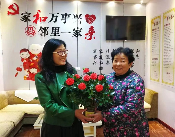 Zhang Dongxiang: Leading Volunteers in Helping Residents Solve Difficulties