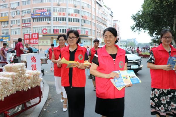 Zhang Dongxiang: Leading Volunteers in Helping Residents Solve Difficulties