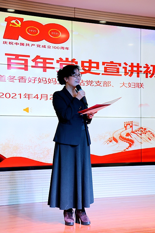 Zhang Dongxiang: Leading Volunteers in Helping Residents Solve Difficulties