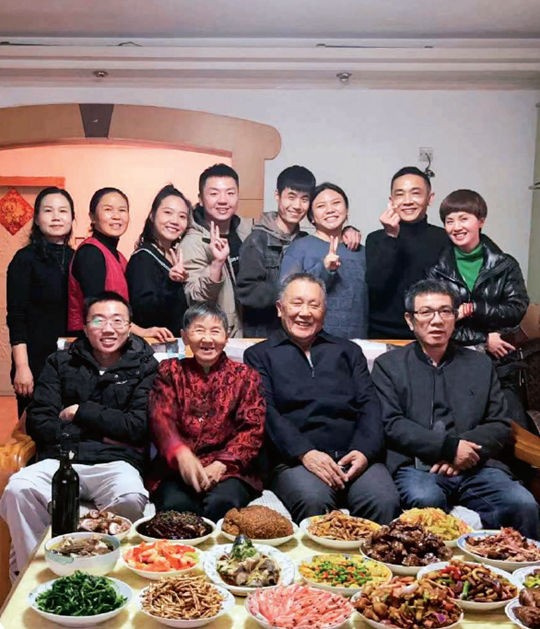 Family Photos Mirror China's Social Development, Convey Messages of Good Family Traditions