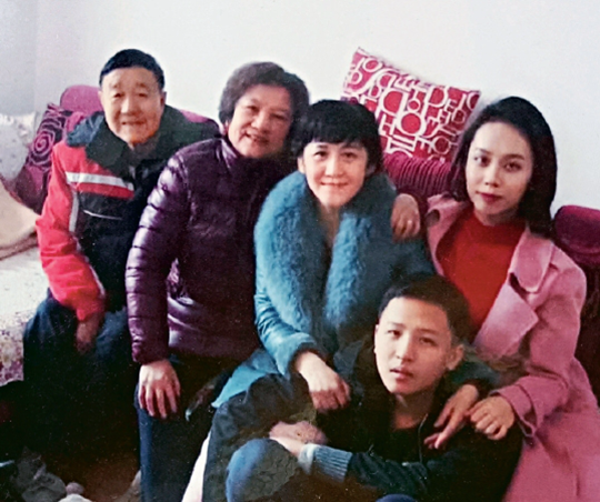 Family Photos Mirror China's Social Development, Convey Messages of Good Family Traditions