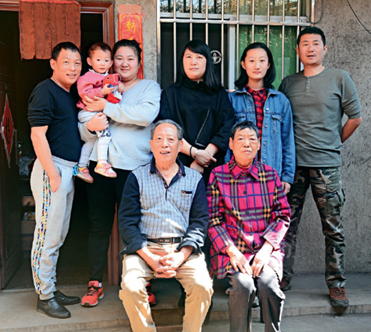 Family Photos Mirror China's Social Development, Convey Messages of Good Family Traditions