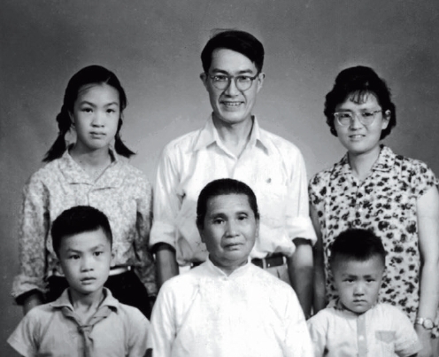 Family Photos Mirror China's Social Development, Convey Messages of Good Family Traditions