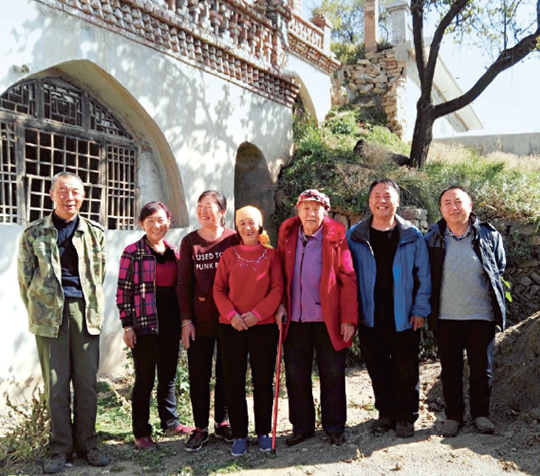 Family Photos Mirror China's Social Development, Convey Messages of Good Family Traditions