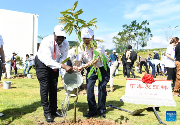 Participants of 2nd Forum on China-Africa Cooperation in Agriculture Go on Field Trips in Sanya