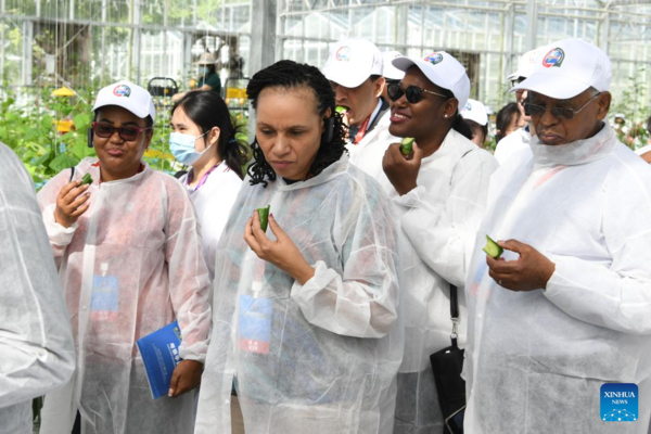 Participants of 2nd Forum on China-Africa Cooperation in Agriculture Go on Field Trips in Sanya