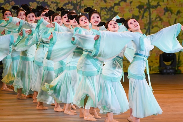 Young People Infuse Vibrancy into Chinese Square Dancing