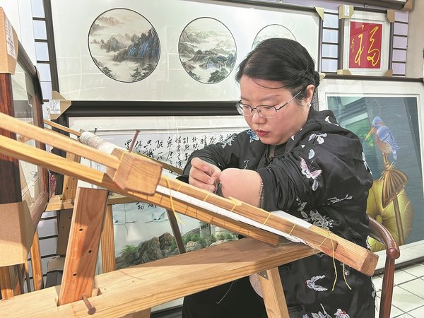 Disabled Entrepreneur Weaves a Career