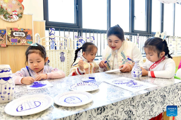 Kindergarten in E China Sets up Workshops for Children to Learn About Traditional Chinese Culture